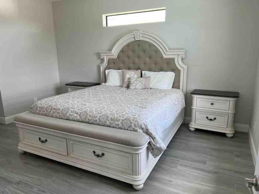Villa Newly Built Ballerina With Heated Pool And Incredible View Into Beautiful Arrowheadcanal Cape Coral